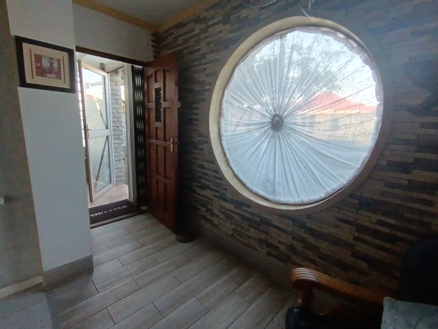 6 Bedroom Property for Sale in Maitland Western Cape